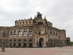 ツヴィンガー宮殿を出ると目の前に劇場広場があります。ここにはゼンパーオペラ（ザクセン州立歌劇場）があります。