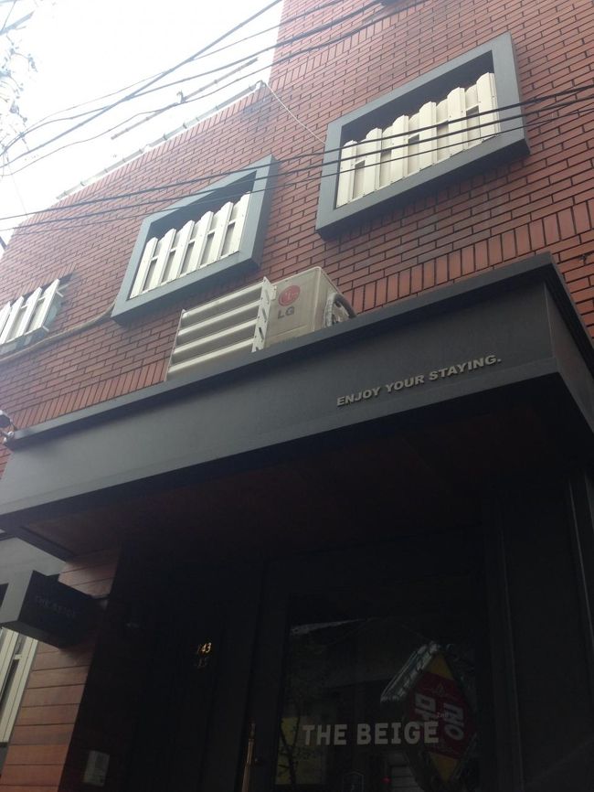 4月23日（土）　2日目<br /><br />ホステルベージュセカンドの外観<br /><br />大通りからちょっと奥に入ります<br />絶対に安全ではないですが、<br />気を付けてれば大丈夫かなって感じの場所にあります<br /><br />油断は禁物ですけどね、、、<br /><br />