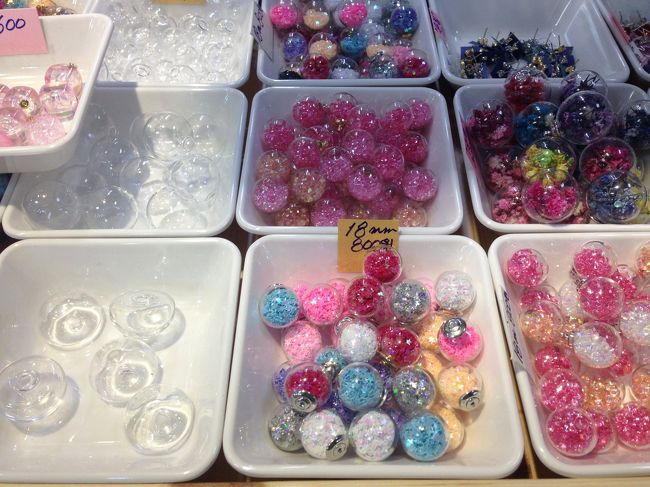 これ、日本でも流行ってますね<br />ガラスのボールに素材が入っているパーツ