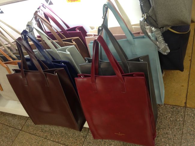 いつものバック屋さんへ<br /><br />今回はこのタイプを買いました<br />右側の手前の色のです<br />今回のテーマカラーかな？ｗ