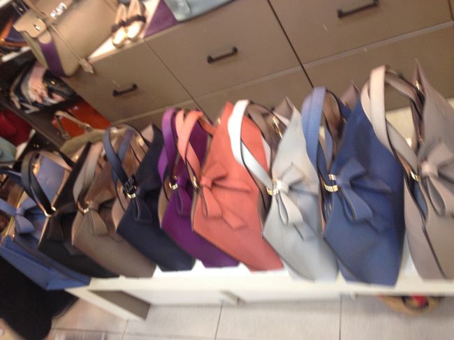 前回のお気に入りのリボンバック<br /><br />これの黒をお友達に頼まれてたので、<br />買ってきましたよ<br />卸ビルには黒はなかったのです、、、