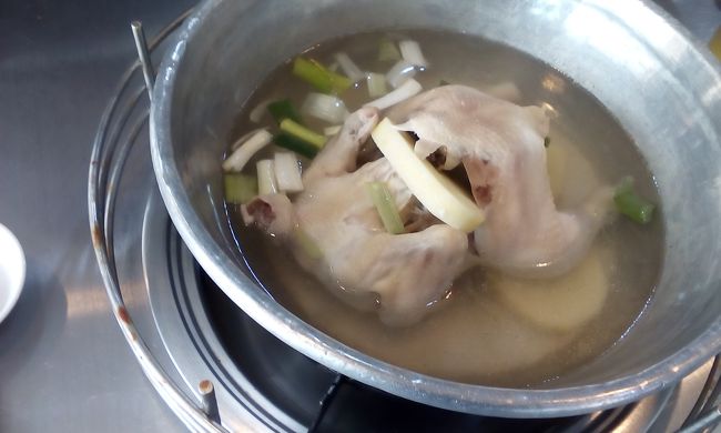 お昼はタッカンマリ<br /><br />ここは何度も食べてるから、<br />他のお店を、、、とも思いますが、<br />ソウル初めてのお友達に安定の味のお店をチョイス<br /><br />