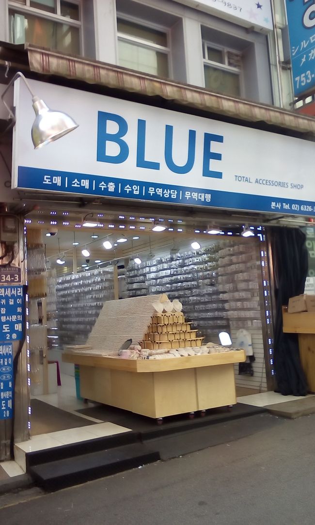 ★南大門市場★<br /><br />オクセサリーの卸ビルは日曜日でお休みでした<br />個々の小売りのお店は、可愛いものがいっぱいありました<br /><br />そして安い！