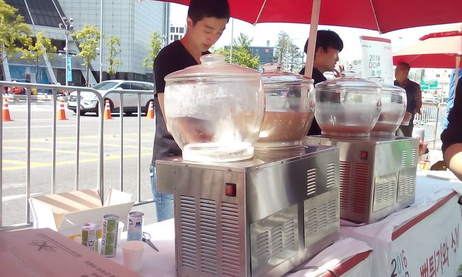 DDPの前でイベントやってました<br /><br />ジュースやら