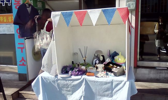 呼び込みがあり「フリーマーケット」の言葉にヒット！<br /><br />なにやら、手作り市をやってるらしいです<br />今回、やたら目につくのが「カオナシ」<br /><br />あちこちで見かけましたよ