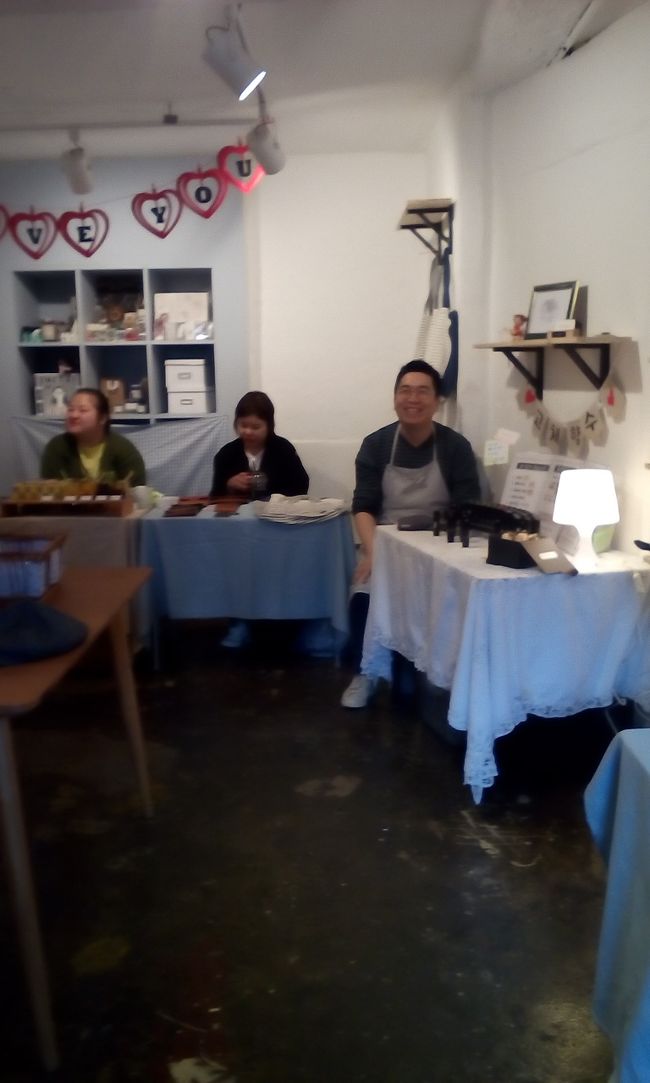 右側の男性のブースで