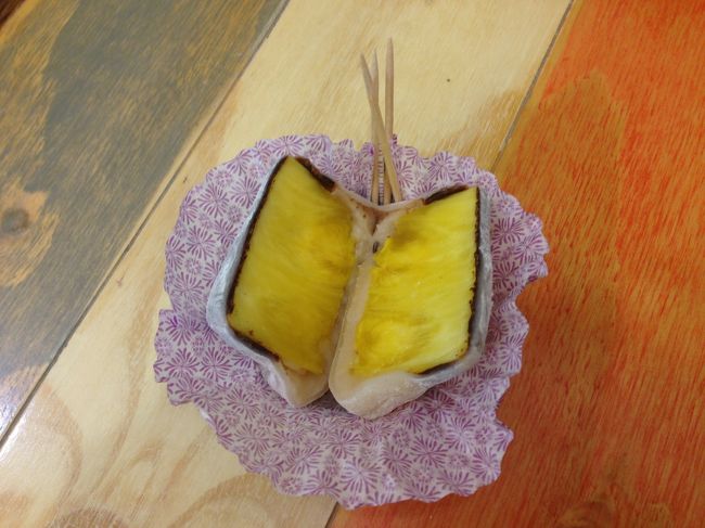 お友達とパインを半分こ