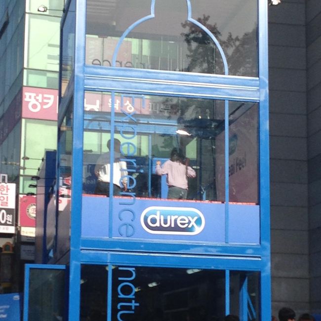 行列ができてたイベント会場（？）<br /><br />ジャンプして何かをつかんでます