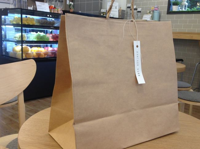 先ほどの屋外のイベントでは、<br />刺繍の巾着を買いました<br /><br />ラッピングも可愛いですよね