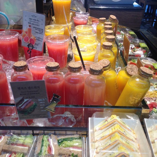 朝ごはん？お昼ご飯？<br /><br />どうしても、瓶に目が行ってしまう、、、<br />コルクの蓋つきだしね〜