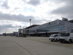 新潟空港です。

けど…空港には人は疎ら。
あれれ???
GWが始まっているのに、なんで?