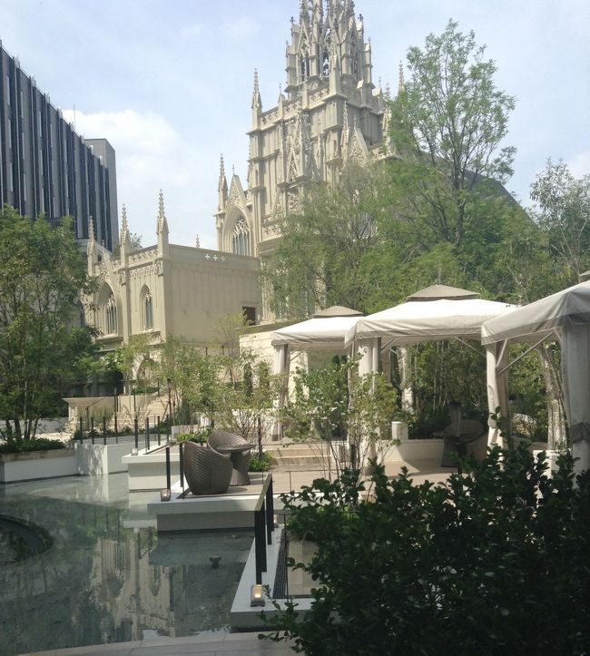 ニューヨークカフェ<br />中庭の大聖堂が素敵