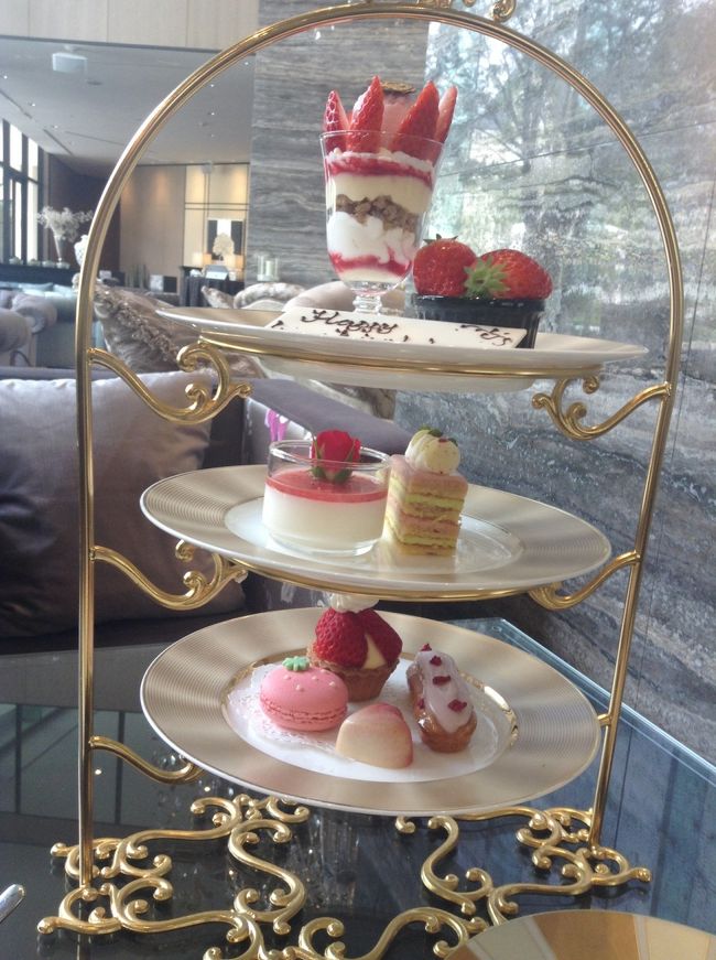 スタンドにはケーキ パフェ チョコと盛りだくさん<br /> 苺とドリンクはお代わりOK<br /><br />お味もバランスが良く大満足<br />ただ定価でのリピは無しかな・・