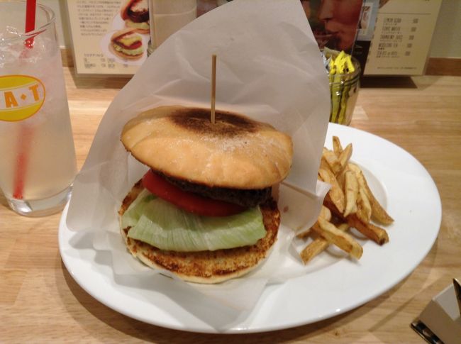 名古屋駅に戻って大名古屋ビルヂングをぷらぷら  締めにハンバーガーを食べる<br />ドリンクセット1600円 うーん<br />お味も うーん<br />大名古屋ビルヂングは何でも非日常価格ですわ 再訪は・・