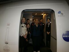 お世話になったＣＡさん方全員でムロショットをいただきました。

ちょっとこの時はやはり緊張気味でした(^_^;)。

小松空港では４トラでお世話になっている週末旅行者さんにお会いすることができました。


(※)週末旅行者さんの旅行記はこちら(-人-):http://4travel.jp/traveler/syumatsutraveler