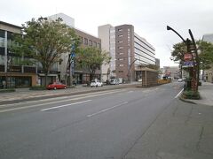 チェックアウトは１０時。
部屋で勉強していても頭が入らず。

チェックアウトを早めに済ませて、荷物を一旦預けて外に出ることにしました。
外に出てみると路面電車の線路がありました。
