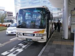 福井駅東口から永平寺行きのバスに乗ります。
１３:５０発、永平寺の門前に到着するのが１４：２０でした。

僧侶の方一名と、８名ほどの団参の方がいらっしゃいました。


(※)団参(だんさん)…団体での参拝者、特に永平寺や総持寺で１泊宿泊して朝のお勤めに参加されたり、坐禅をして仏道修行をします。