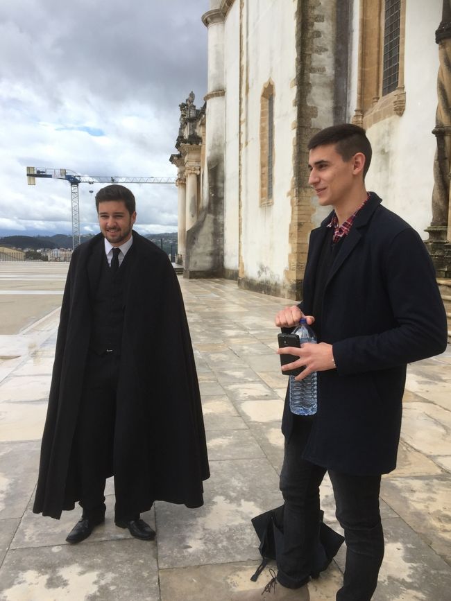 学生はマント姿  彼女が出来るとマントの裾をかじってもらいボロボロに。