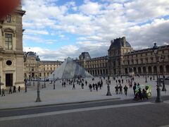 オープンバスでルーブル美術館前