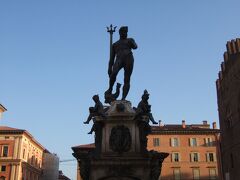 ネプチューンの噴水
16世紀にフィレンツェの彫刻家ジャン・ボローニャによって
造られました。
ボローニャのシンボルで、この辺りは、いつも待ち合わせの人や
観光客で賑わっています。