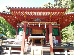 日枝神社。
こちらも赤色がまぶしい。中にはいろいろな葵の紋が。
将軍によって葵の紋も微妙に違うのですね。