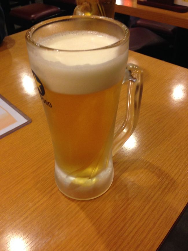 行きたかったお店が、予約がいっぱいで取れず、<br />「当日お店まで来て待ってください」<br />とのことだったのですが、、、<br /><br /><br />行ったら行ったで、ものすごい行列で、断念しました(Ｔ＿Ｔ)<br /><br />で、栄付近にあった、ふつーの居酒屋さん<br />