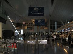 羽田空港国際線
夜も遅いのでターミナルに人もまばら