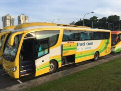 シンガポールからマラッカまでは数社から高速バスが出ている。ネットでチケットの予約、座席指定、購入が可能。料金は、時間帯、座席によるが、高くとも1,500円程度。
市内アクセスのよいブギス近くのクイーンズストリートバスターミナルから、７０７社の高速バスが出ておりこれを利用。日本の高速バス並みの設備で快適。