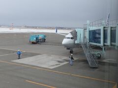 稚内空港へ到着。

周囲は雪が積もっていますね。
