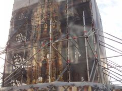 最近現地に行かれたトラベラーの皆さんの旅行記でわかってはいましたが、美しの泉は工事中…シートの一部は透けて見える素材が使われていましたが、あまりよく見えませんでした。