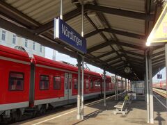 赤い電車でネルトリンゲン駅に到着。