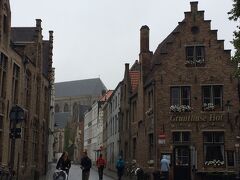 小雨が降ったり止んだり。
それも雰囲気あっていいわ！
開き直って、街歩き開始！