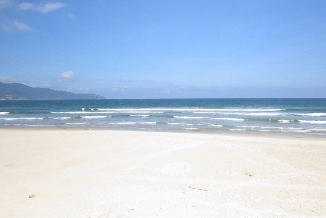 ノンヌォックビーチの風景<br /><br />真っ白な砂浜が続く開放感のあるビーチです。