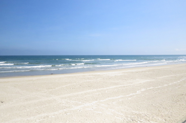 ノンヌォックビーチの風景<br /><br />シーズンオフなので、海の中に入っている人は見当たりません。