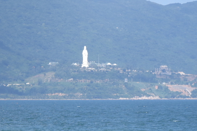 対岸のソンチャ半島で、ダナンを見ている観音様「レディブッダ」の遠望