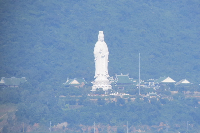 観音様「レディブッダ」<br /><br />リンウン寺院の宗教施設で、全高６７ｍ。ベトナム最大の観音像です。<br />ちなみに、日本最大の立像大仏（牛久大仏）は、全高１２０ｍ（像高１００ｍ、台座２０ｍ）だそうです。<br />奈良の大仏（座像）は、約１８ｍ（像高約１５ｍ、台座約３ｍ）です。