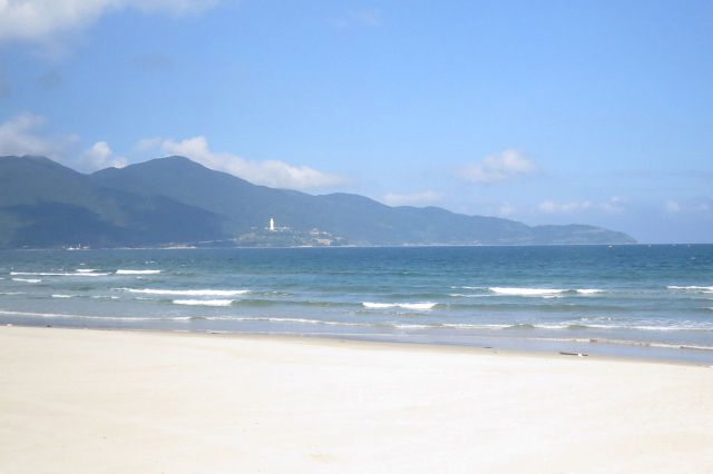 ノンヌォックビーチの風景<br /><br />海水浴シーズンには、外国人旅行者も多いと聞きました。