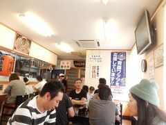 市街に寄る前に、腹がへったのでまずこちらの「たかはし中華そば店」へ直行。

青森のラーメンの代名詞と言っても過言ではない「煮干しラーメン」の中でも、弘前で最上位に位置付けられている名店です。

12時ちょっと過ぎに到着したら、すでに数人の列が出来ており、20分ほど待ってようやく着席。