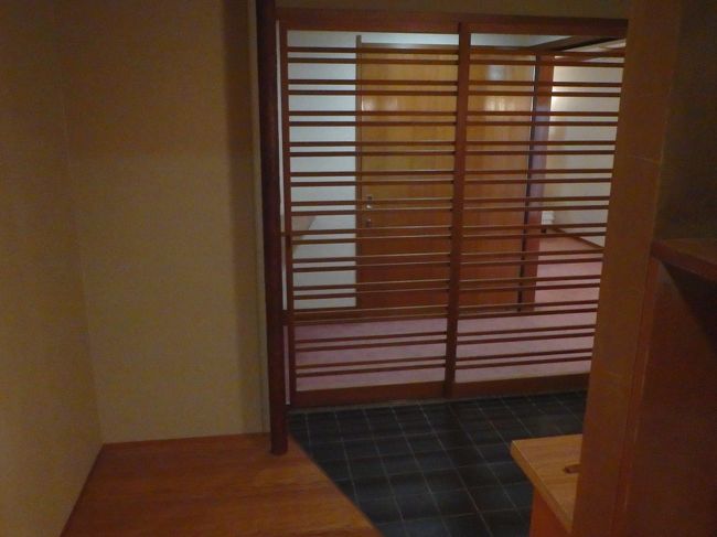 連休で、上のクラスのお部屋しか空いておらずセミスイートタイプです。