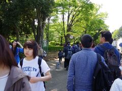 やっと最後尾の目印が見えた!(^^)!
基地正門前から約2km、光陵公園までやってきました