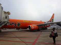定刻より少し遅れて7時半過ぎに到着。オレンジの機体のマンゴー航空。