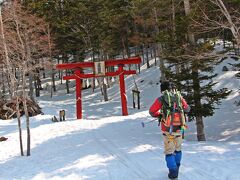 ゴンドラを降りて雪山登山の支度を始めたのが、10：00頃。

このエリアは、冬場はスノー・シューを履いてスノー・ハイクもすることもできるため、登山道はしっかりしている。
