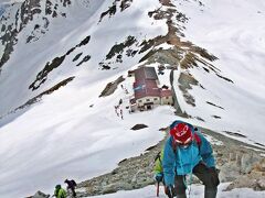 白根山での雪山トレーニングはソコソコ満足のいく感じで、これならば5月のG.W.の立山だって問題ないかな〜と思っていたのだが…。

Roof of Japan；立山で私と娘を待っていたのは、本物の雪山である雄山の恐ろしさ。
日光白根山の弥陀ヶ池ルートの急な崖が可愛く思えるほどの雪山が私たちを待ち構えていた。

雪山は楽しいけれど、その楽しさは、死の危険と裏表、紙一重の場所…なのだと思う。