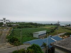港からの送迎で民宿【海水館】に到着です。部屋からはすぐそこに【赤崎海岸】が見える景色が良いところです。