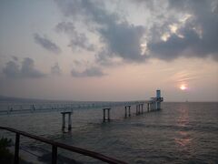 カクテルタイムですっかり良い気分になった後の夕飯は、
ブセナテラスの『ランブルフィッシュ』へ。

実はテラスクラブのフロントで席の予約をお願いしたら、
「満席」とのお返事でしたが、酔っ払いながら直接無料の赤いバスで
向かうと何とか入れてくれました。


マーケットで食材を購入し、調理法を指定できるリゾート気分満載な
レストラン。
大人数で行ったら色々な食材を購入できて、より楽しめそうでした。

着席すると、ちょうど夕日タイム。
夕日の方向に、設えた様にヨットも。