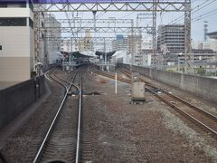 　堺駅に停車します。