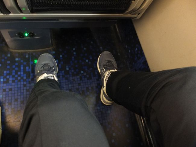 みなさまこんにちは！<br /><br />唐突ですが、今回の写真は夫のシューズから<br /><br />夫はいつも服と靴で悩むん<br />大変だに〜(￣д￣)