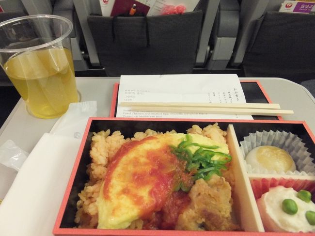 機内食はオムレツ<br /><br />わしゃ、和食がええわ