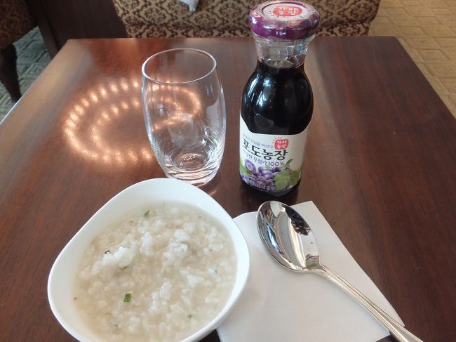 朝ごはんをいただく<br /><br />おかゆにはたっぷりにんにく( ;∀;)<br /><br />そうだ、、ここは韓国だった