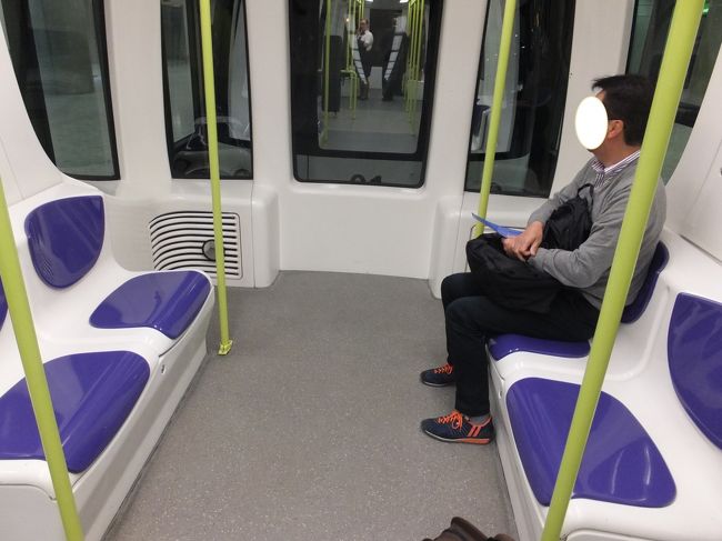 やっと着いたよヒースロー<br /><br />予定より３０分くらい早く着く♪<br /><br />韓国便はターミナル５に着き、ポルトガル便はターミナル３から出発とのこと<br /><br />ターミナル５→３は、電車＆バスで移動する<br /><br />広い空港だね